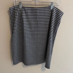 The zigzag stripe Classic Black and White Houndstooth Skirt size 3xl